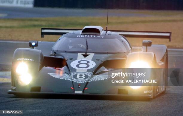 La Bentley numéro 8, pilotée par Andy Wallace , Eric Van Der Poele et Butch Leitzinger , négocie un virage, le 14 juin 2001 sur le circuit du Mans,...