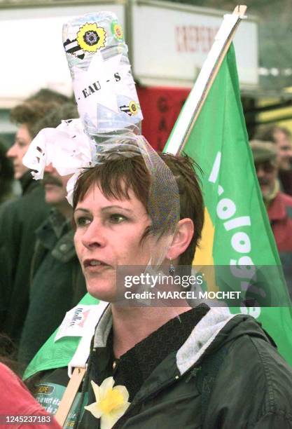 Une jeune femme portant une coiffe bigouden ,confectionnée avec une bouteille d'eau, manifeste avec plusieurs milliers d'opposants à l'agriculture...