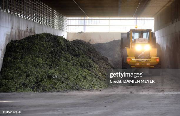 Des engins traitent des algues vertes dans le site de traitement des algues vertes de Lantic, le 19 juillet 2010. La secrétaire d'Etat à l'Ecologie,...