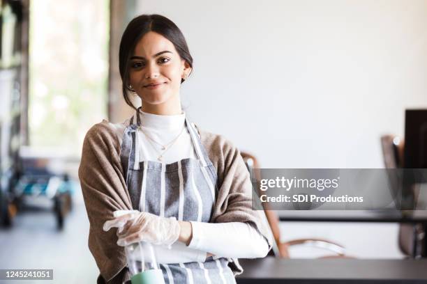 de zekere meid bereidt zich voor om bureau schoon te maken - huisbewaarder stockfoto's en -beelden