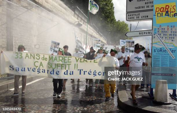 Des membres de l'association "Halte aux marées vertes", manifestent, le 20 août 2004 sur le site de Paris-plage à Paris, dans le cadre d'une action...
