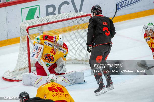 Goalie Harri Sateri of EHC Biel makes a shoulder save during the Swiss National League game between Lausanne HC and EHC Biel-Bienne at Vaudoise Arena...