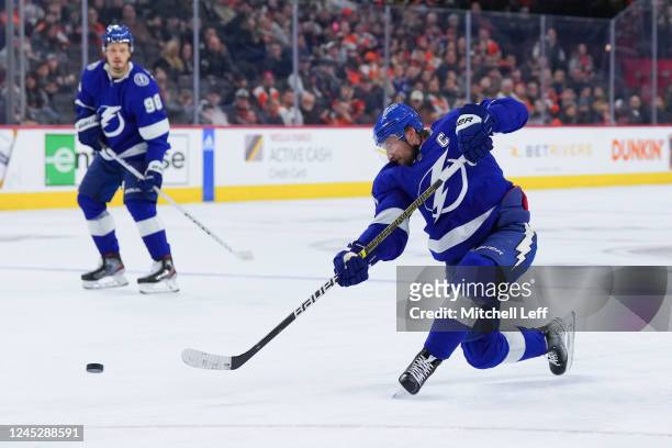 Steven Stamkos of the Tampa Bay Lightning shoots the puck against the Philadelphia Flyers in the first period at the Wells Fargo Center on December...