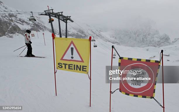 December 2022, Bavaria, Grainau: A "closed" sign stands on the Zugspitzplatt, at the start of the ski season on the Zugspitze, on a ski slope. Photo:...
