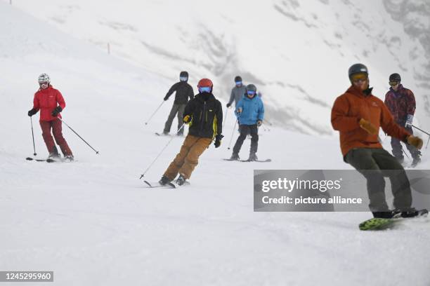 December 2022, Bavaria, Grainau: Skiers are on the slopes at the start of the ski season at Zugspitze. Photo: Angelika Warmuth/dpa