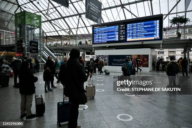 Commuters wait at Gare de Lyon in Paris, on December 2, 2022 during a strike organised by SNCF controllers. - Complicated weekend in perspective in...