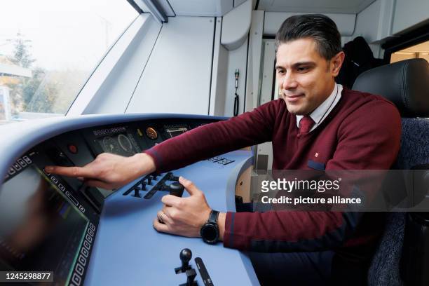 December 2022, Baden-Wuerttemberg, Stuttgart: Trainee Mohammad Mohammadi in the driver's cab of the S-Bahn. A press conference on the project...
