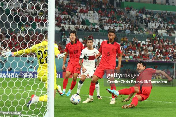 Young-gwon Kim of Korea Republic scores a goal to make it 1-1 during the FIFA World Cup Qatar 2022 Group H match between Korea Republic and Portugal...