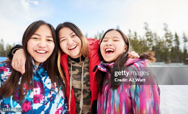 amigos juntos en el recreo - pueblo indígena fotografías e imágenes de stock