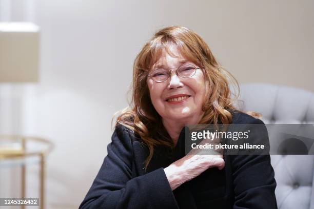 December 2022, Hamburg: English-French actress and singer Jane Birkin sits during a photo session at the Hotel Vier Jahreszeiten. The musician...