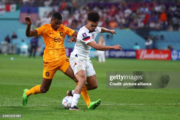 December 2022, Qatar, Al-Rajjan: Soccer, World Cup 2022 in Qatar, Netherlands - USA, Round of 16, at Chalifa International Stadium, Denzel Dumfries...