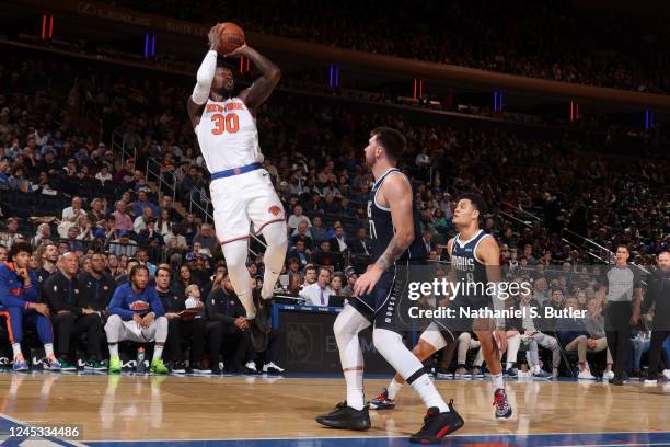 Julius Randle of the New York Knicks shoots the ball during the game against the Dallas Mavericks on December 3, 2022 at Madison Square Garden in New...