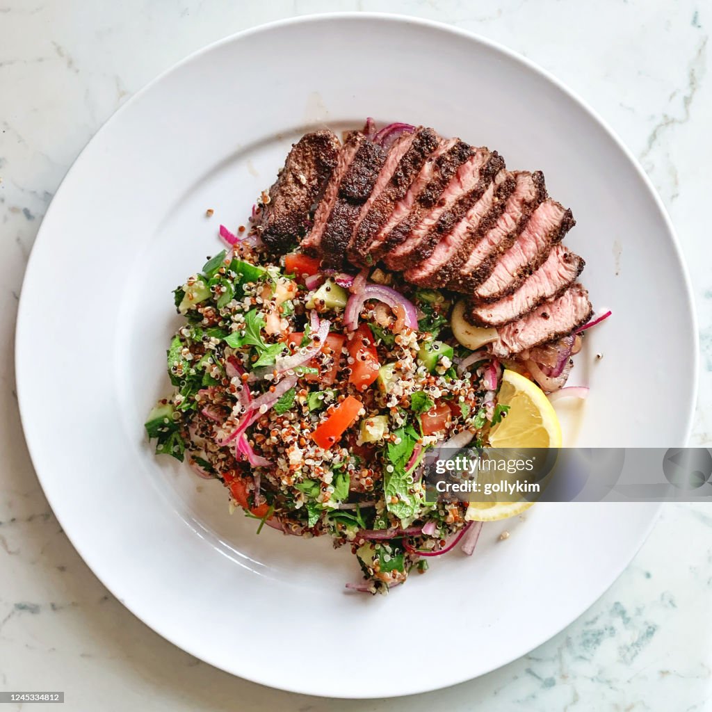 Hausgemachtes Shawarma Steak mit Quinoa Tabbouleh und Tahini-Sauce