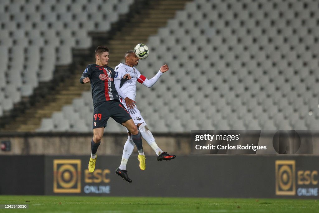 Vitinha of SC Braga vies with Vasco Fernandes of Casa Pia AC for the