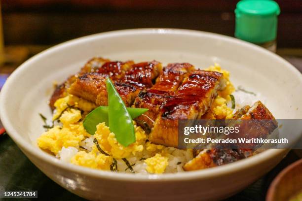 unagi don, japanese grilled eel with teriyaki sauce serve with rice, simmer egg and miso soup, on the counter in japanese restaurant. - miso sauce stockfoto's en -beelden