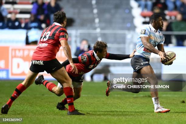 Toulon's french scrum-half Baptiste Serin fights for the ball with Racing92's South-African fullback Warrick Gelant during the French Top14 rugby...