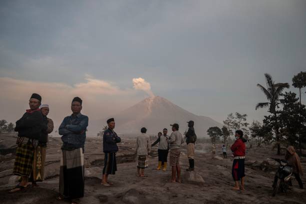 Cara menyelamatkan diri dari gunung meletus, ikuti arahan dari lembaga resmi