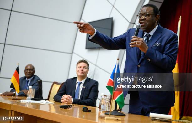 December 2022, Namibia, Windhuk: Tom Alweendo , Minister of Mines and Energy, Robert Habeck , Federal Minister of Economics and Climate Protection,...