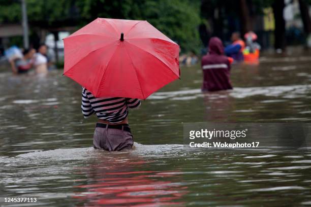 walking on flood - torrential rain foto e immagini stock