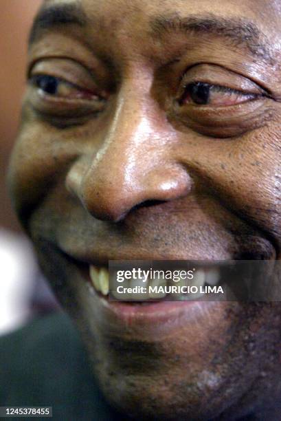 El famoso jugador de fútbol, el brasileño Edson Arantes do Nascimento, mas conocido como Pele, sonrie el 29 de mayo de 2003 al participar de un...