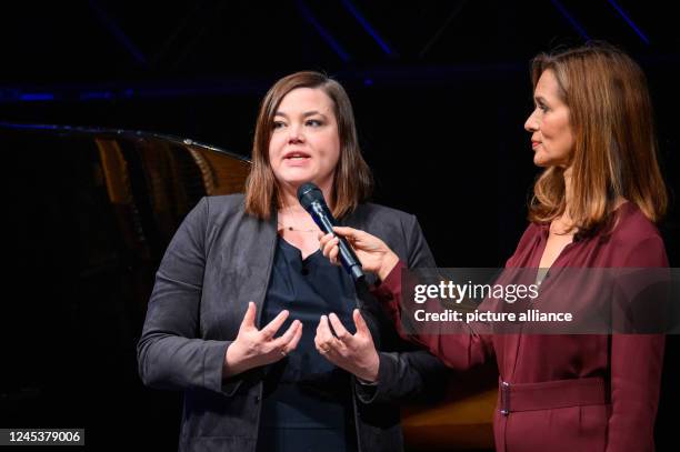 December 2022, Hamburg: Moderator Julia-Niharika Sen , interviews laudator Katharina Fegebank , Second Mayor and Senator for Science, Research and...