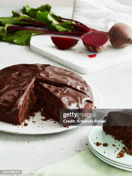 chocolate cake - chocolate cake stockfoto's en -beelden