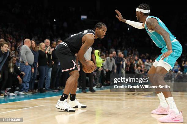 Kawhi Leonard of the LA Clippers shoots the game winner against the Charlotte Hornets on December 5, 2022 at Spectrum Center in Charlotte, North...