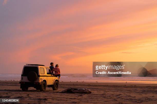 het paar stapt uit auto om zonsopgang te letten - car journey stockfoto's en -beelden