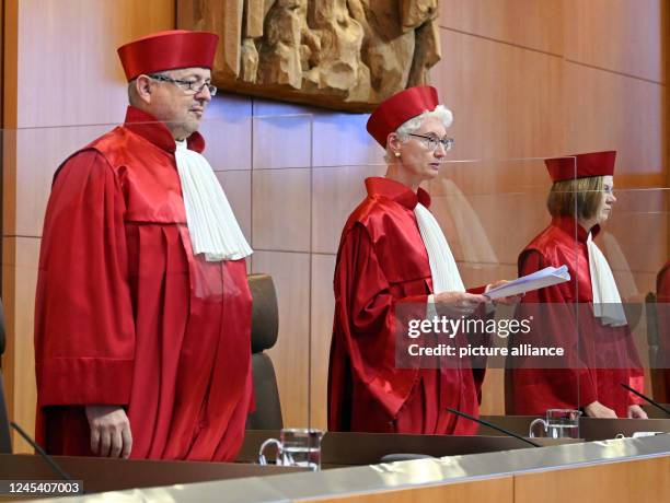 December 2022, Baden-Wuerttemberg, Karlsruhe: The Second Senate of the Federal Constitutional Court, Peter M. Huber, Doris König and Monika Hermanns,...