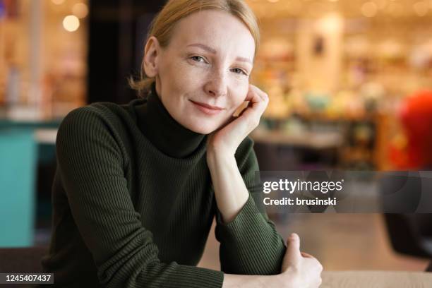 retrato en interior de una mujer pelirroja de 45 años con pecas - europeo del norte fotografías e imágenes de stock