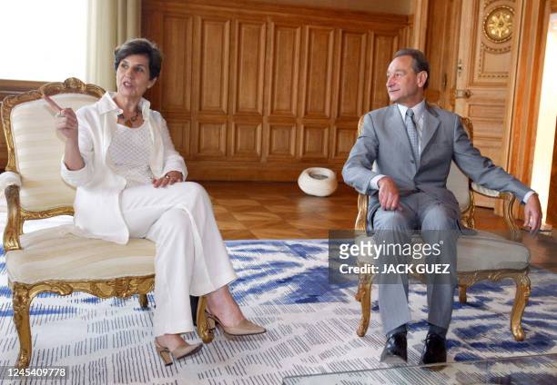 Paris mayor Bertrand Delanoë chats with President of the Chilean Parliament Isabel Allende, 22 September 2003 in Paris, as ceremonies marking the...
