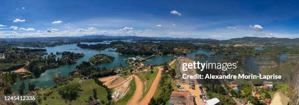 panoramic view of the stone, the guatapé peñol and the slopes of the small hills that surround it that look like islands. - guatapé stock-fotos und bilder