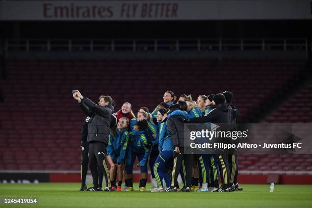 Juventus Women head coach Joe Montemurro and players during a Juventus Women Training Session on December 06, 2022 in London, England.