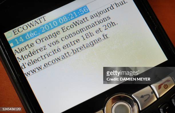 Vue, le 14 décembre à Rennes d'un écran de téléphone portable indiquant une alerte du programme Ecowatt invitant à modérer la consommation électrique...