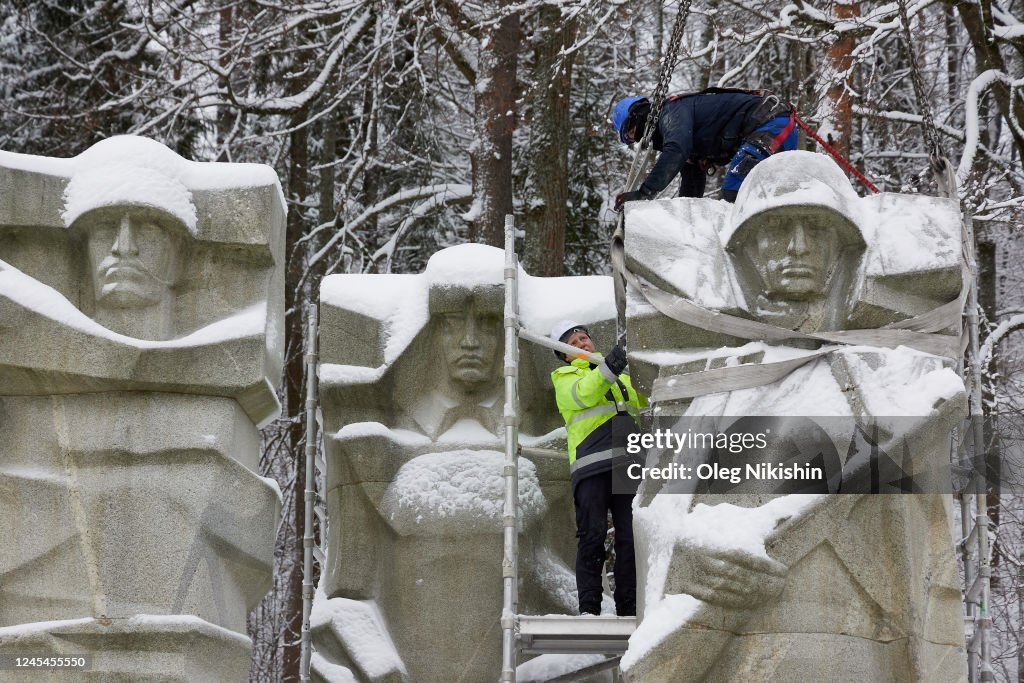 Soviet Soldiers Memorial Dismantled In Vilnius