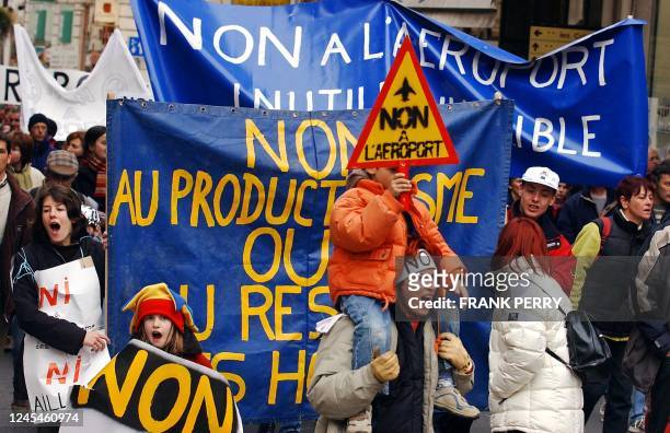 Des personnes défilent, le 06 avril 2003 dans les rues de Nantes, pour protester contre le projet d'un nouvel aéroport interrégional, dont l'Etat...