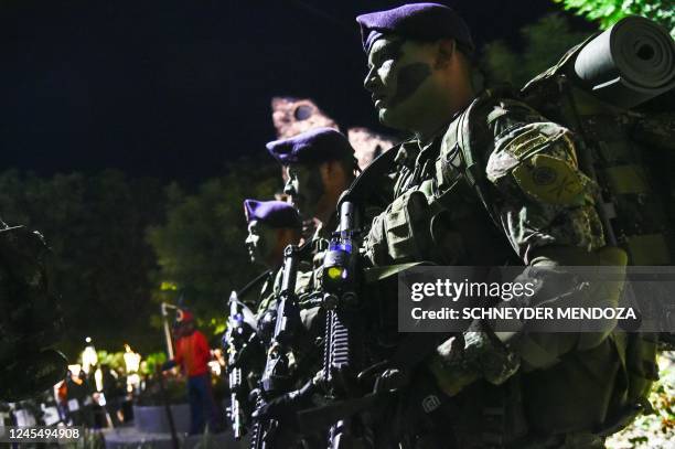 Colombian soldiers stand guard during a tribute to the six soldiers who died after an attack by the Jaime Martinez FARC dissidents in Cucuta,...