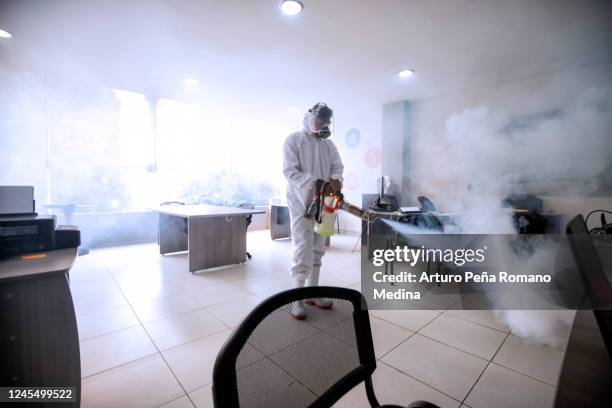 desinfeccion, sanitizacion - clorox fotografías e imágenes de stock