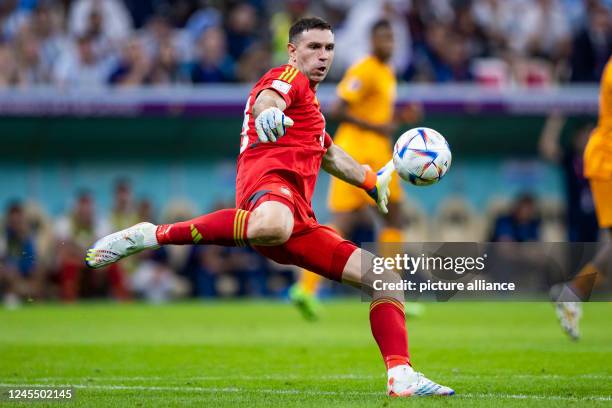 December 2022, Qatar, Lusail: Soccer: World Cup, Netherlands - Argentina, final round, quarter-final, Lusail Stadium, Argentina goalkeeper Emiliano...