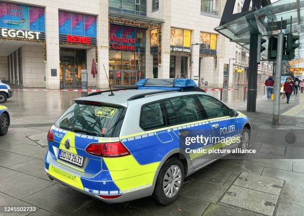 December 2022, Saxony, Dresden: Police cordoned off the Altmarktgalerie after a hostage situation. Photo: Jörg Schurig/dpa-Zentralbild/dpa