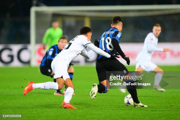 Tuta of Eintracht Frankfurt and Ruslan Malinovskyi of Atalanta Bergamo battle for the ball during Atalanta Bergamo-Eintracht Frankfurt, match valid...