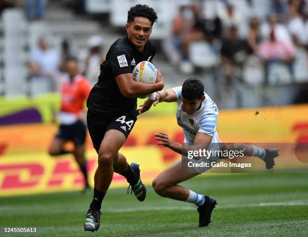 Roderick Solo of New Zealand scores a try during the match between New Zealand and Argentina on day 2 of the HSBC Cape Town Sevens at DHL Stadium on...