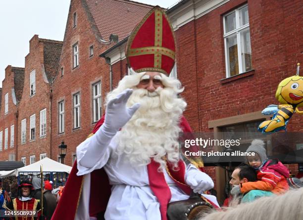 December 2022, Brandenburg, Potsdam: Sinterklaas visits the Sinterklaasfest in the Dutch Quarter. The Sinterklaasfest in the Dutch Quarter...