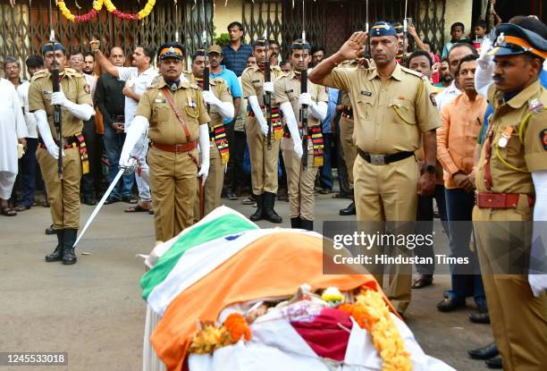 Noted Padma Shri awardee and veteran Lavani singer Sulochana Chavan who breathed her last at the age of 92, being cremated with full state honours,...