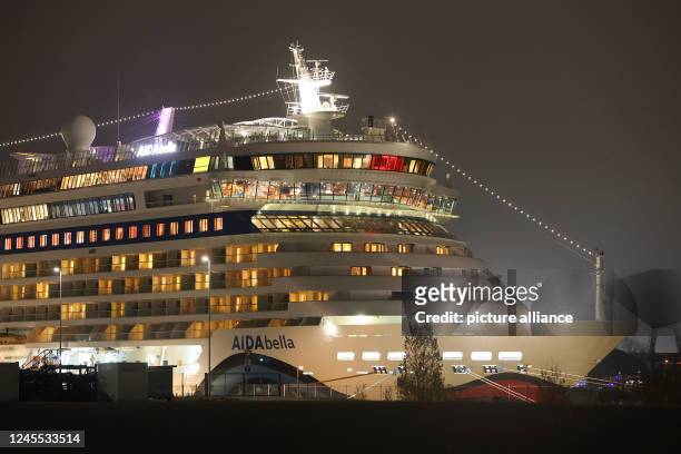 December 2022, Hamburg: The cruise ship "Aidabella" lies at Mönckebergkai next to the Steinwerder cruise terminal in the Port of Hamburg, shortly...