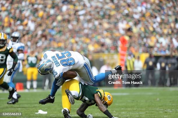 Detroit Lions tight end Eric Ebron is chopped down by Green Bay Packers free safety Ha Ha Clinton-Dix during an NFL football game between the Green...