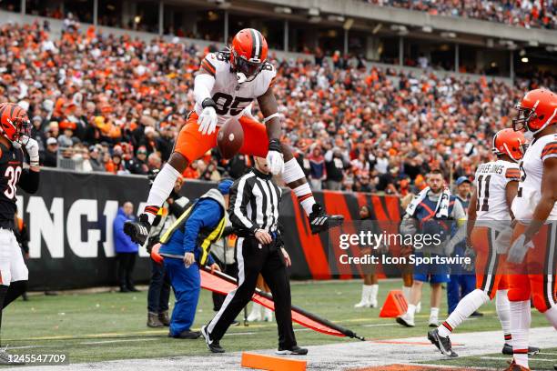 Cleveland Browns tight end David Njoku reacts after scoring a touchdown during the game against the Cleveland Browns and the Cincinnati Bengals on...