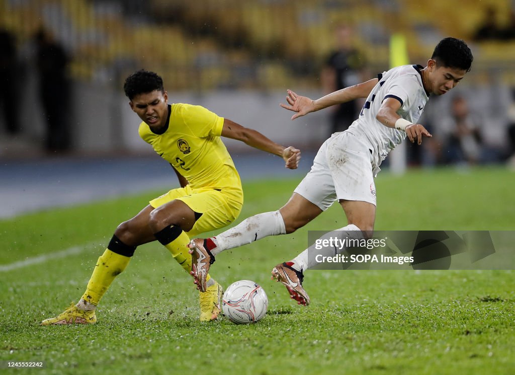 Muhammad Azam Azmi Murad of Malaysia and Lim Pisoth of Cambodia in ...