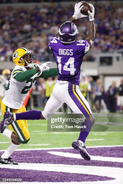 Minnesota Vikings wide receiver Stefon Diggs catches touchdown pass against Green Bay Packers cornerback Damarious Randall during an NFL football...