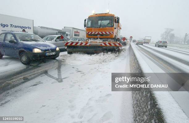 Vue réalisée le 03 mars 2005 sur la nationale 13 au niveau de Loucelles, alors que les chutes de neige accompagnées d'un violent vent du Nord rendent...